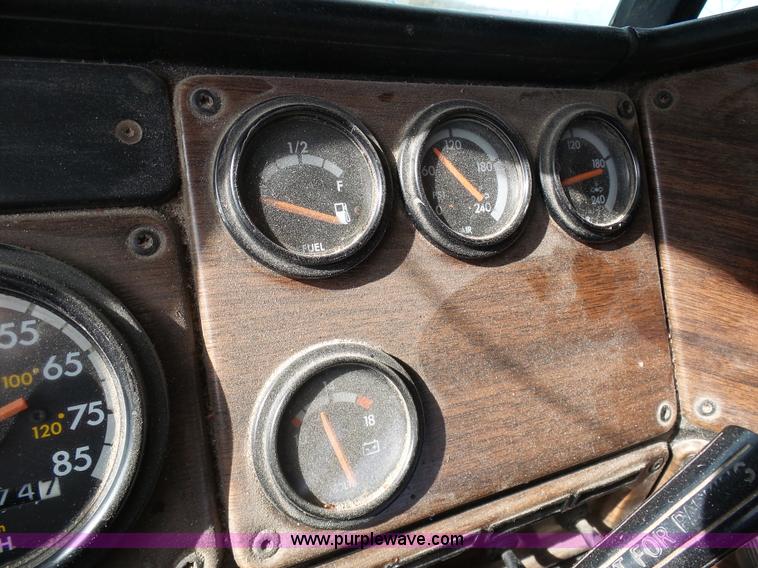 image for item L7080 1996 Freightliner FLD112 semi truck