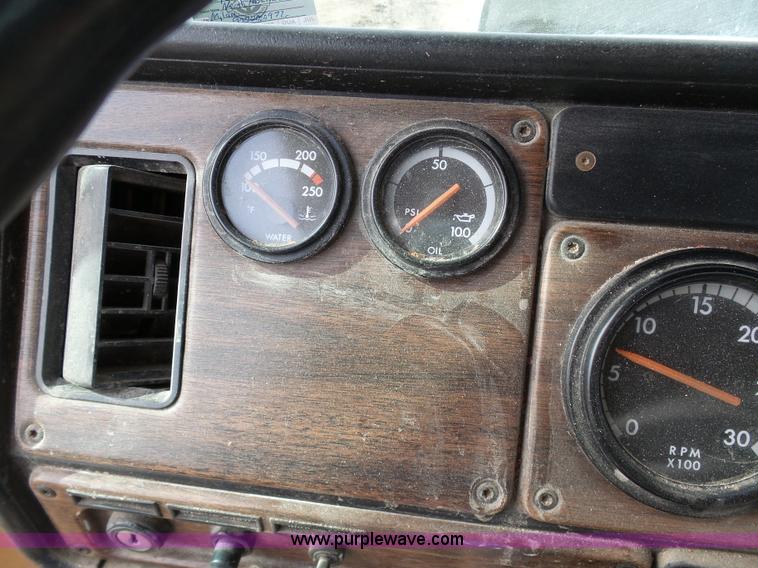 image for item L7080 1996 Freightliner FLD112 semi truck