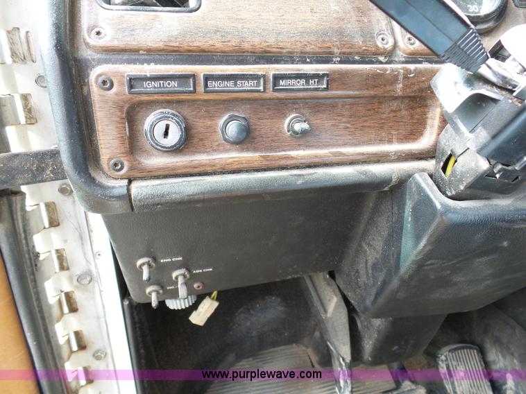 image for item L7080 1996 Freightliner FLD112 semi truck