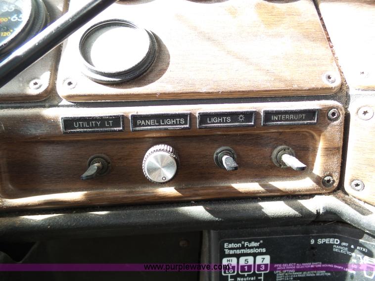 image for item L7080 1996 Freightliner FLD112 semi truck