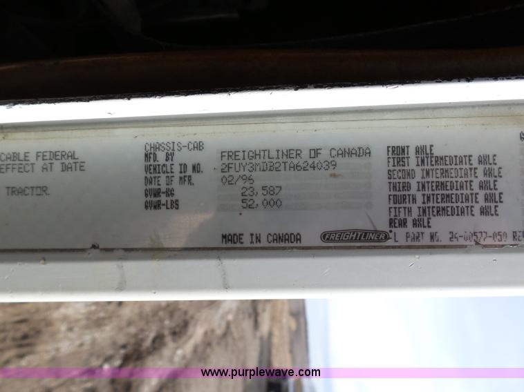 image for item L7080 1996 Freightliner FLD112 semi truck