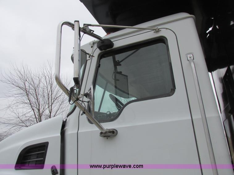 image for item L7099 2007 Mack CV713 dump truck