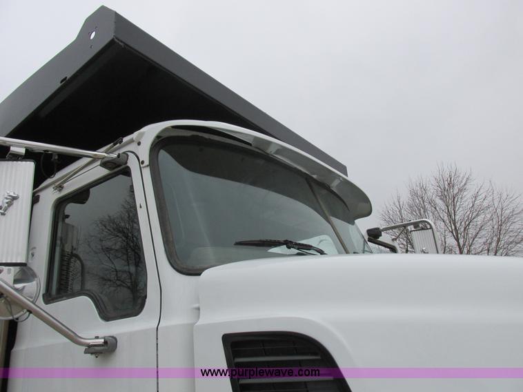 image for item L7099 2007 Mack CV713 dump truck