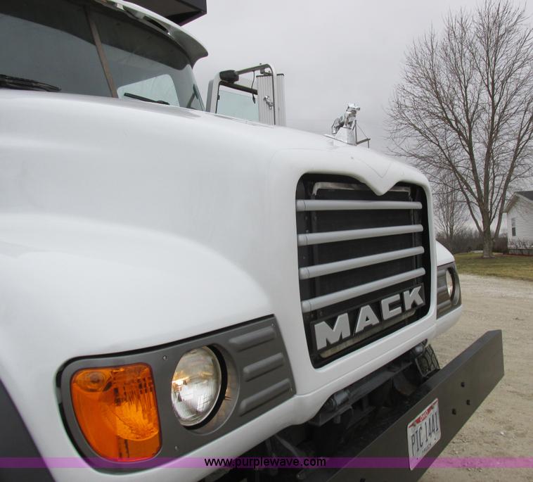 image for item L7099 2007 Mack CV713 dump truck
