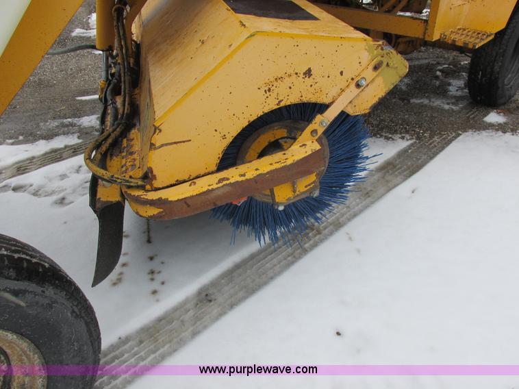 image for item L7115 1995 Waldon SM25 broom