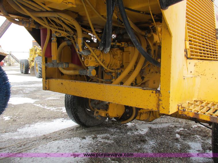 image for item L7115 1995 Waldon SM25 broom