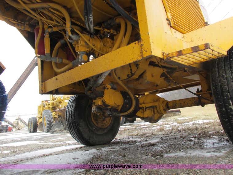 image for item L7115 1995 Waldon SM25 broom