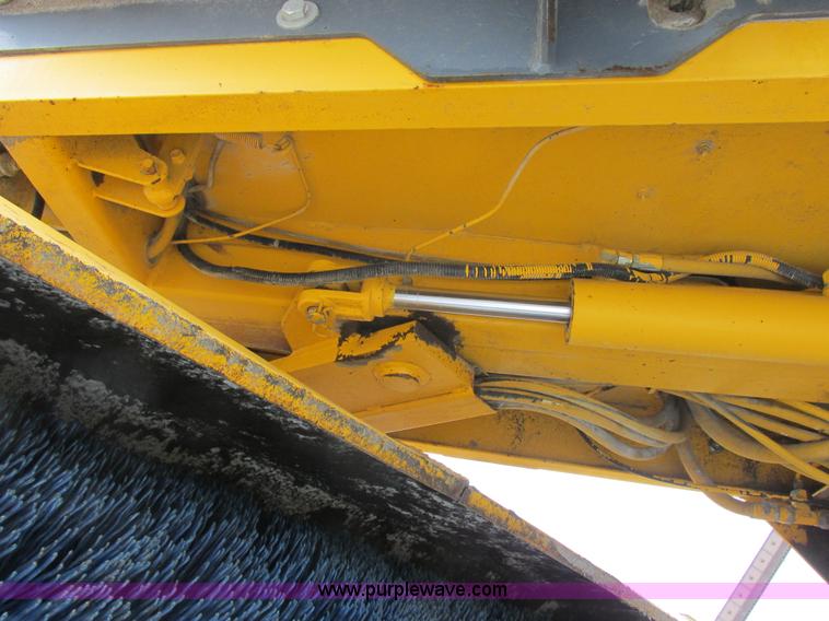 image for item L7115 1995 Waldon SM25 broom