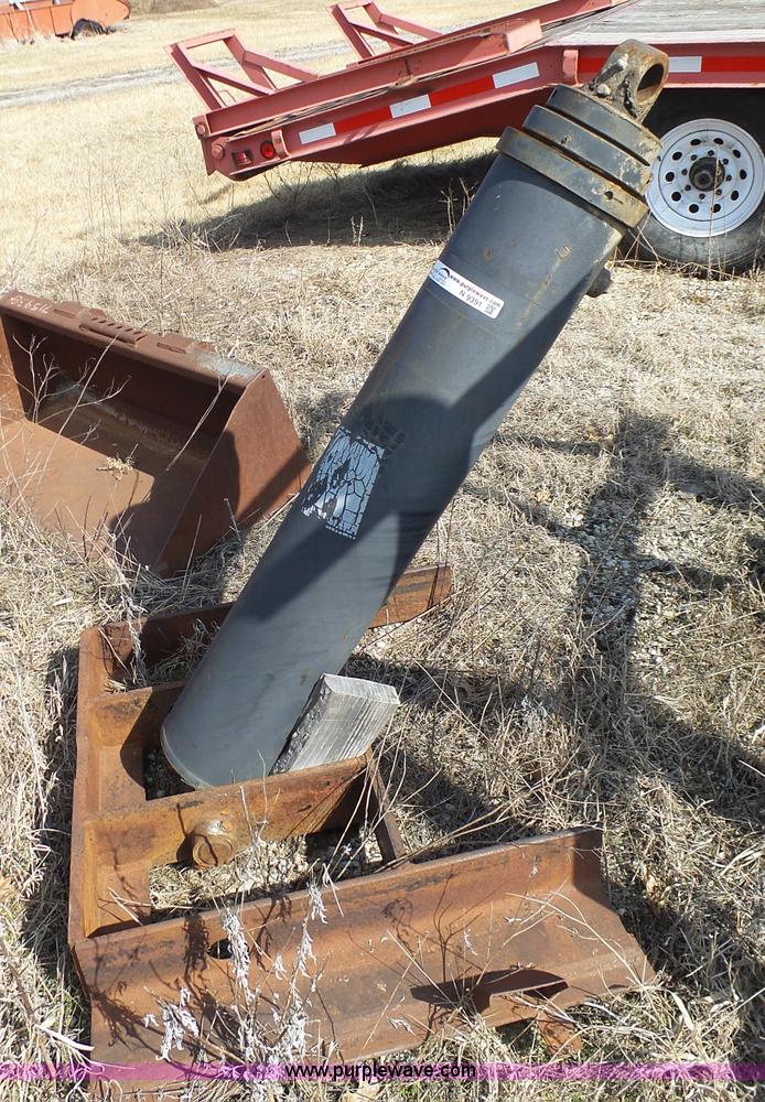 Dump bed hoist in Belton, MO Item N9391 sold Purple Wave