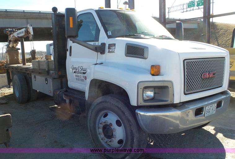 image for item N9441 2006 GMC C7500 flatbed truck with crane