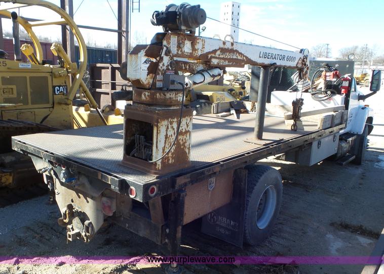 image for item N9441 2006 GMC C7500 flatbed truck with crane
