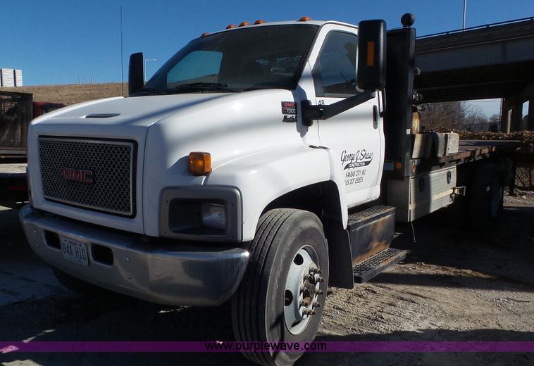 image for item N9441 2006 GMC C7500 flatbed truck with crane