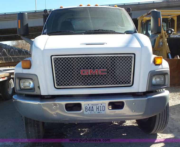 image for item N9441 2006 GMC C7500 flatbed truck with crane