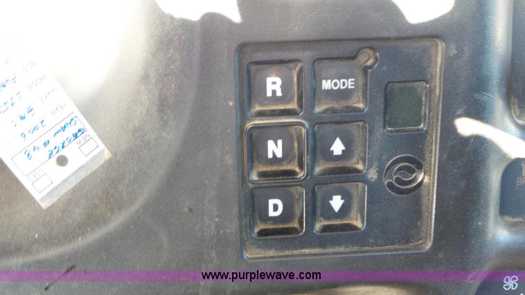 image for item N9441 2006 GMC C7500 flatbed truck with crane