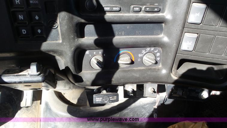 image for item N9441 2006 GMC C7500 flatbed truck with crane