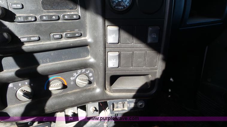 image for item N9441 2006 GMC C7500 flatbed truck with crane