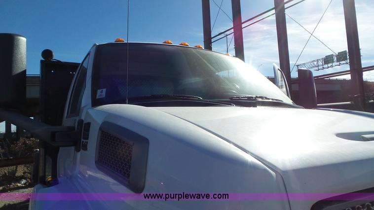 image for item N9441 2006 GMC C7500 flatbed truck with crane