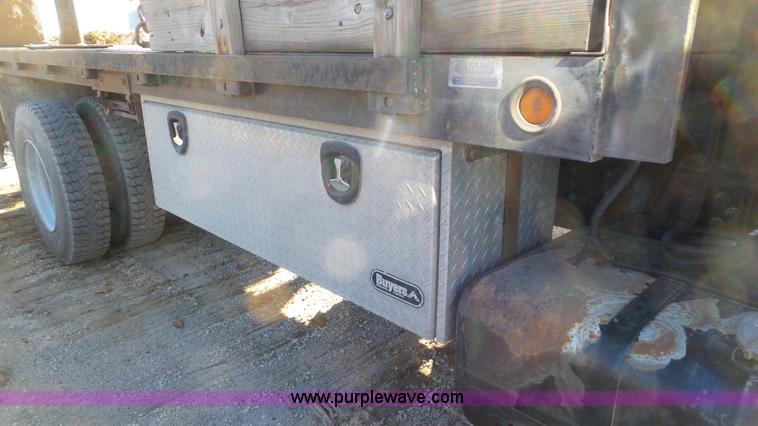 image for item N9441 2006 GMC C7500 flatbed truck with crane