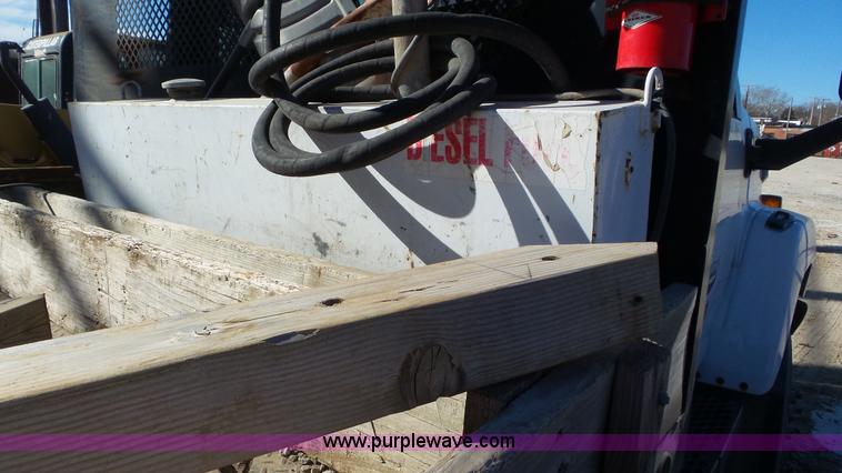 image for item N9441 2006 GMC C7500 flatbed truck with crane