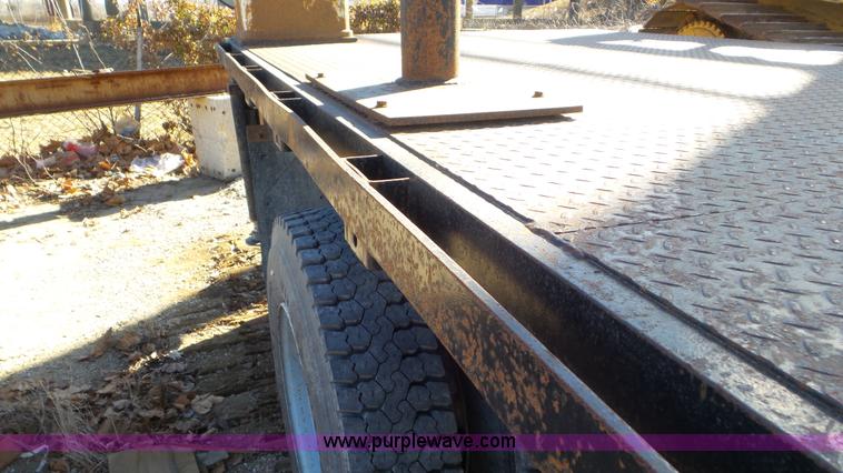 image for item N9441 2006 GMC C7500 flatbed truck with crane