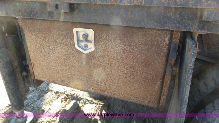 image for item N9441 2006 GMC C7500 flatbed truck with crane