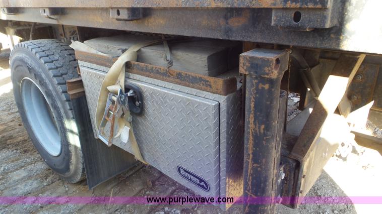 image for item N9441 2006 GMC C7500 flatbed truck with crane