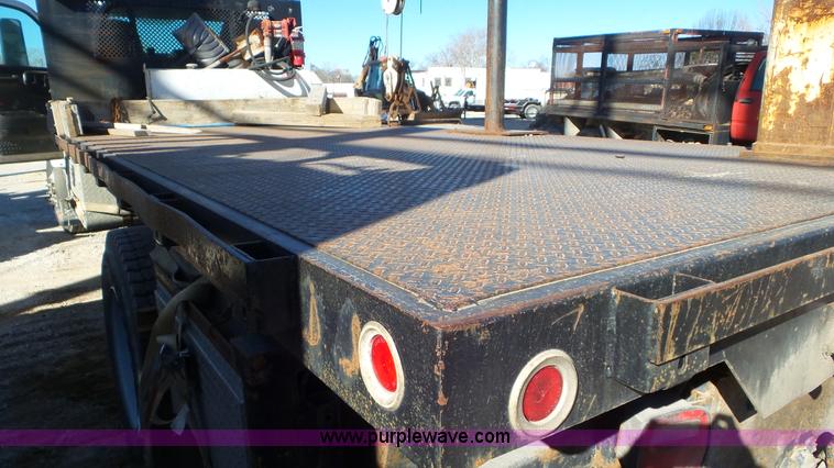 image for item N9441 2006 GMC C7500 flatbed truck with crane