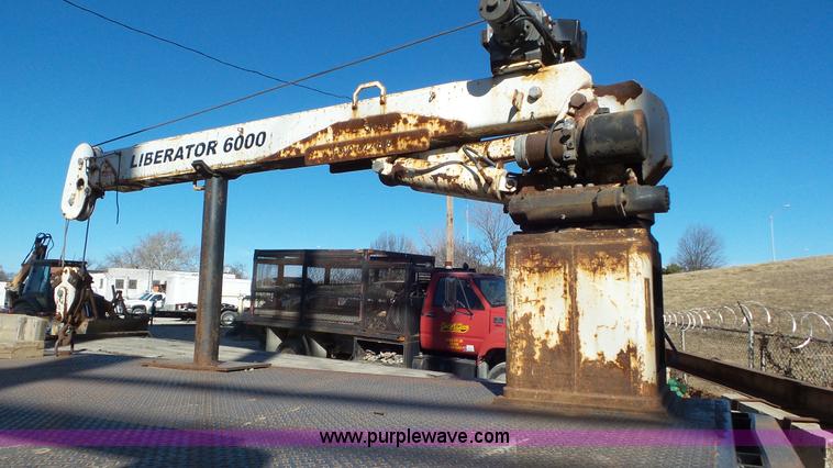 image for item N9441 2006 GMC C7500 flatbed truck with crane