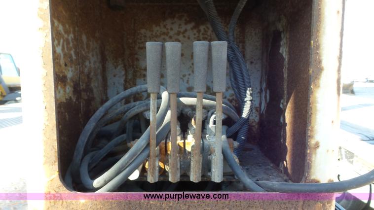 image for item N9441 2006 GMC C7500 flatbed truck with crane