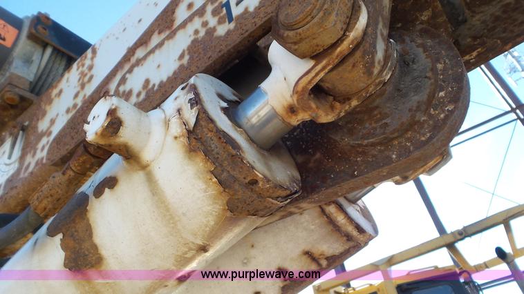 image for item N9441 2006 GMC C7500 flatbed truck with crane