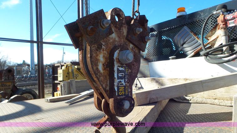 image for item N9441 2006 GMC C7500 flatbed truck with crane