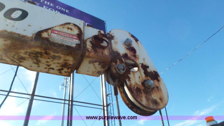 image for item N9441 2006 GMC C7500 flatbed truck with crane