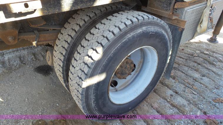 image for item N9441 2006 GMC C7500 flatbed truck with crane