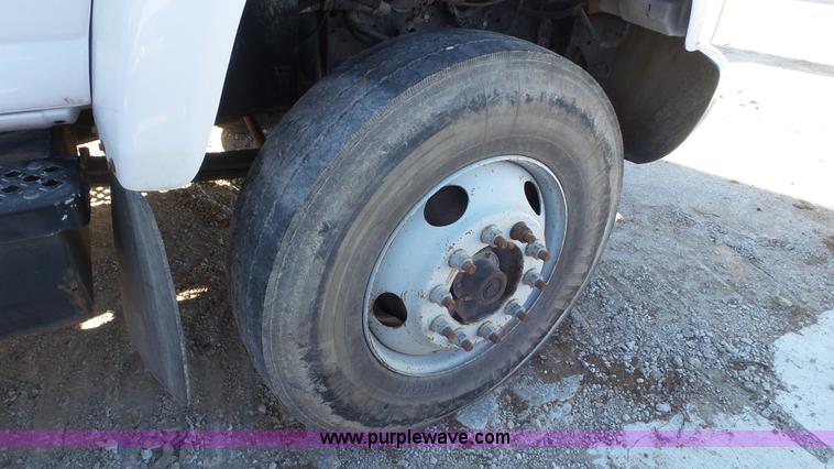 image for item N9441 2006 GMC C7500 flatbed truck with crane