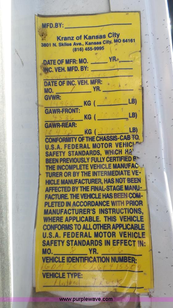 image for item N9441 2006 GMC C7500 flatbed truck with crane