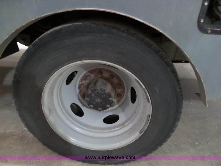 image for item AW9282 2006 Ford F450 Super Duty XL SuperCrew flatbed truck