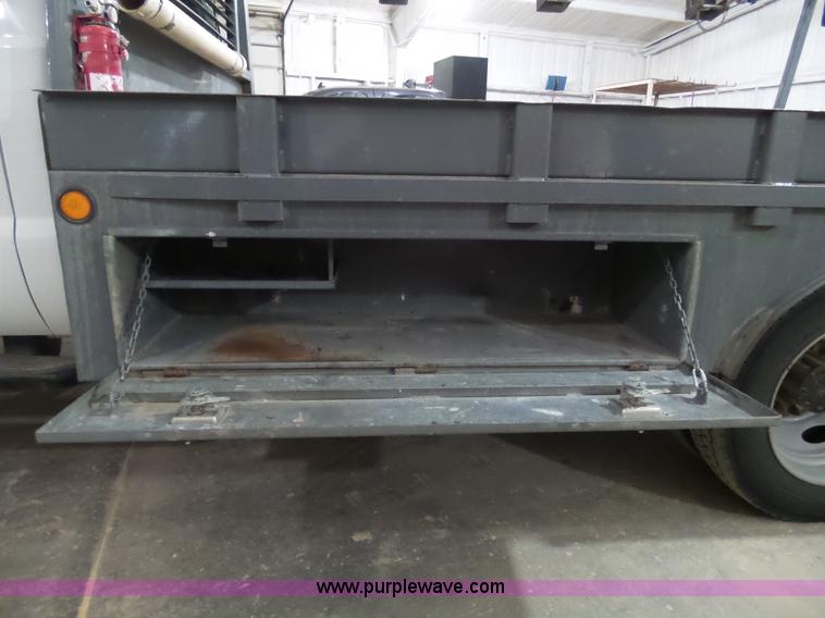 image for item AW9282 2006 Ford F450 Super Duty XL SuperCrew flatbed truck