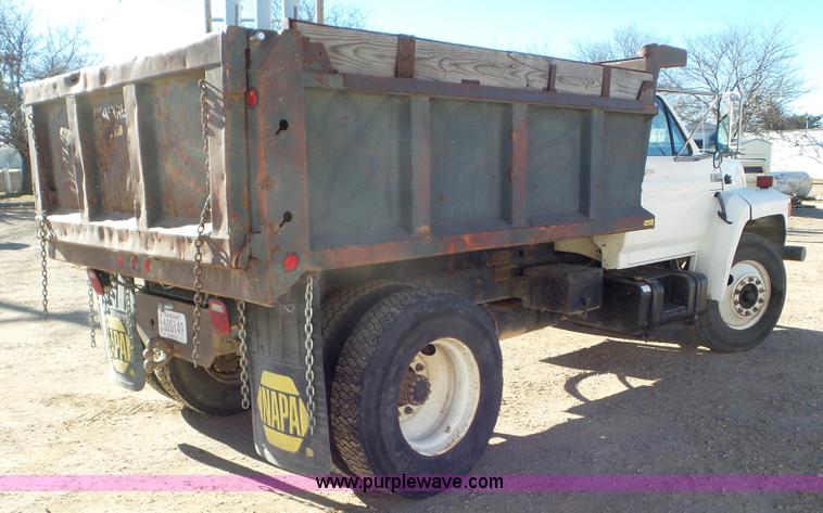 image for item J6801 1994 Ford F700 dump truck