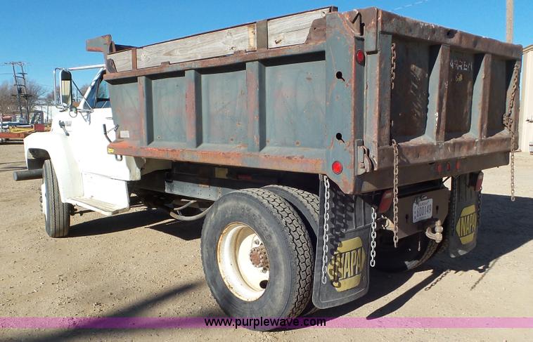 image for item J6801 1994 Ford F700 dump truck