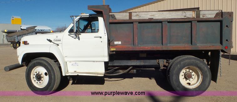 image for item J6801 1994 Ford F700 dump truck