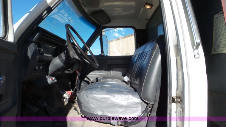 image for item J6801 1994 Ford F700 dump truck