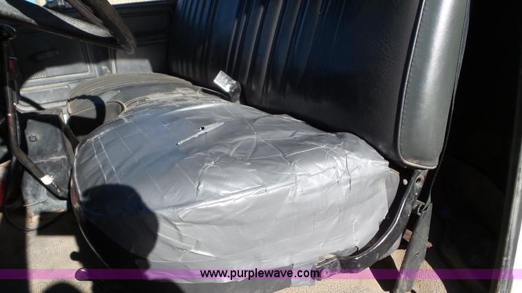 image for item J6801 1994 Ford F700 dump truck