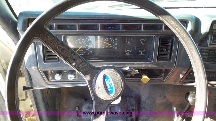 image for item J6801 1994 Ford F700 dump truck