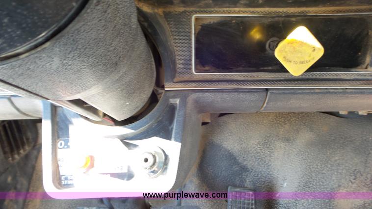 image for item J6801 1994 Ford F700 dump truck