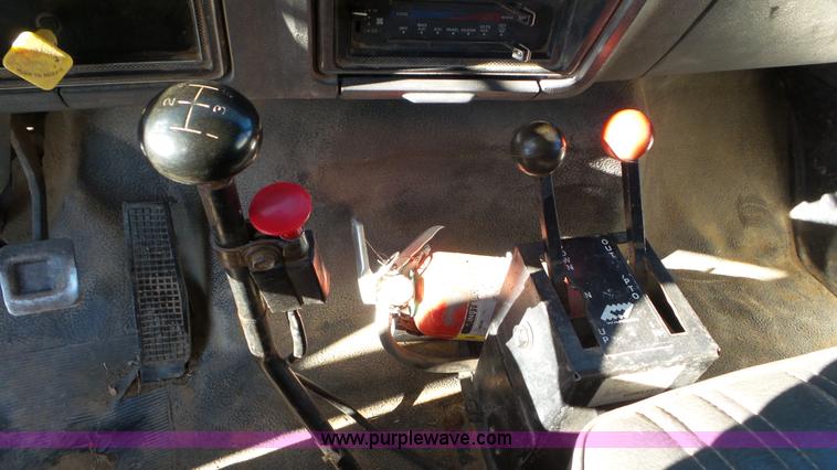 image for item J6801 1994 Ford F700 dump truck