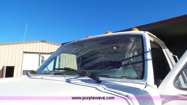 image for item J6801 1994 Ford F700 dump truck