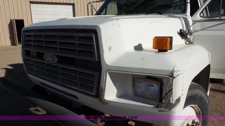 image for item J6801 1994 Ford F700 dump truck