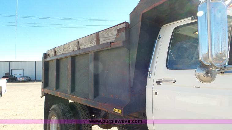 image for item J6801 1994 Ford F700 dump truck