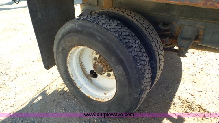 image for item J6801 1994 Ford F700 dump truck