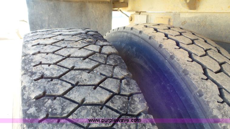 image for item J6801 1994 Ford F700 dump truck